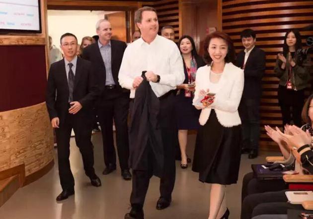  李曦帶領團隊，邀請并全程安排沃爾瑪CEO董明倫訪問京東總部